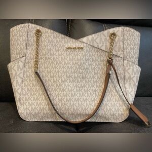 Jet Set Large Saffiano Leather Shoulder Bag